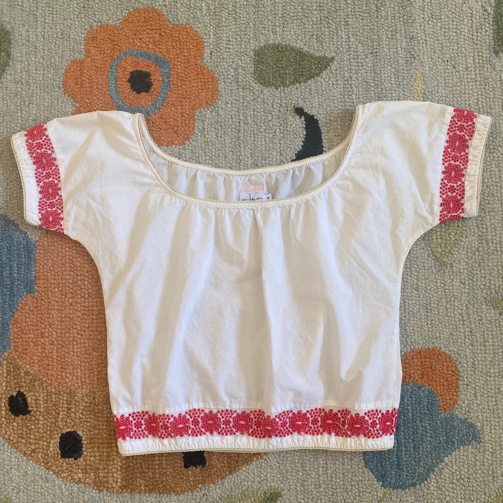 90s I CK Calvin Klein Jeans I White Cotton Top Dark Pink Embroidered Blossoms